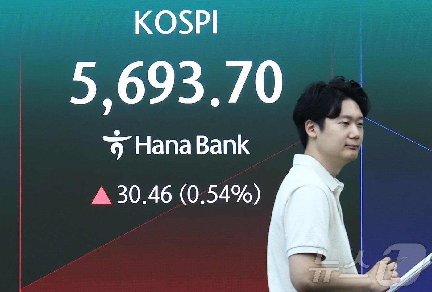 본문 이미지 - 코스피가 5600선에서 소폭 상승 출발했다가 곧바로 하락 전환한 30일 오전 서울 중구 하나은행 본점 딜링룸에 개장 시황이 나오고 있다.  2026.7.30 ⓒ 뉴스1 김민지 기자