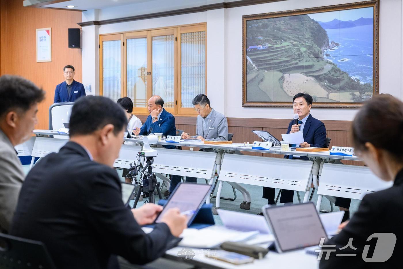본문 이미지 - 남해군의 간부 회의 장면(남해군 제공. 재판매 및 DB금지)