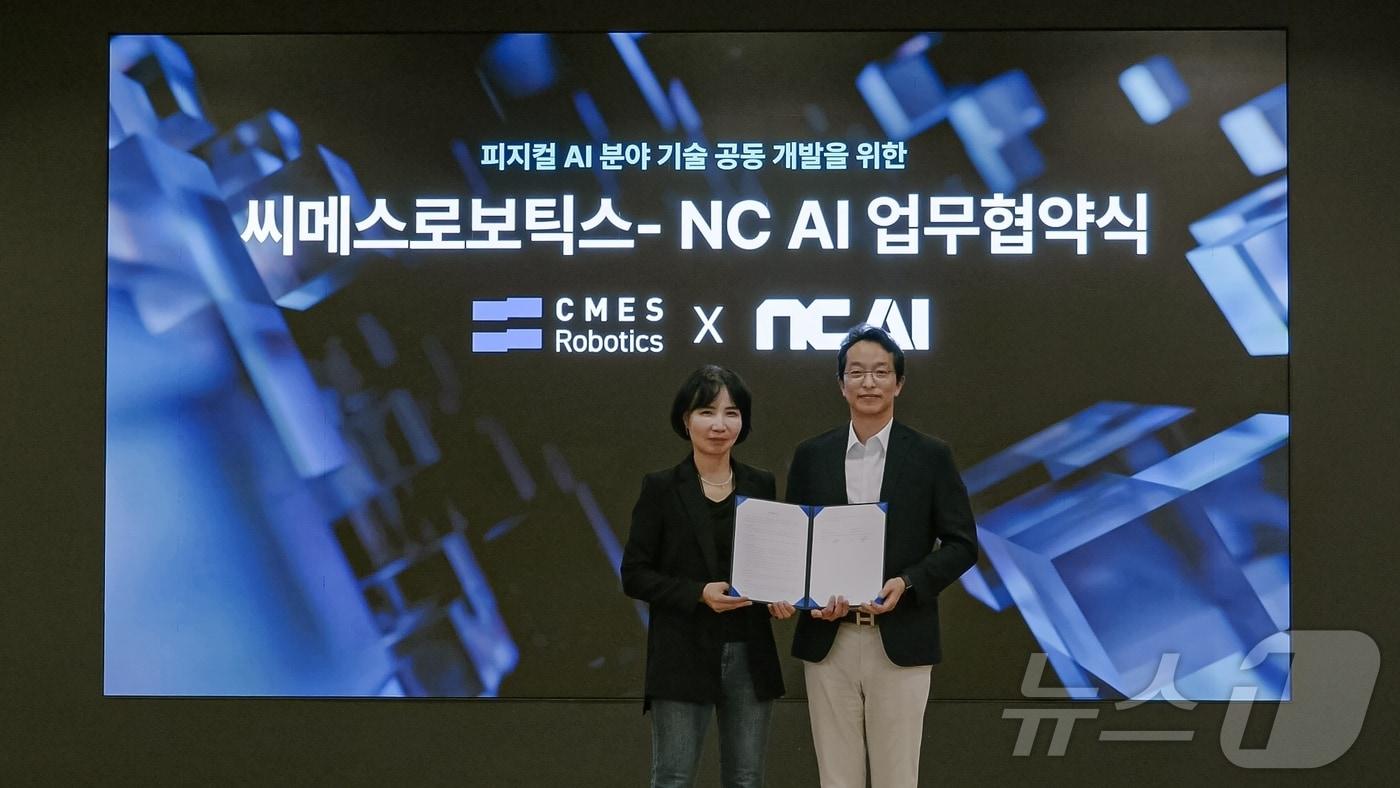 본문 이미지 - 피지컬 AI 전문기업 NC AI가 29일 AI 기반 로보틱스 전문기업 씨메스로보틱스와 피지컬 AI 기반의 공동 연구개발 및 상호 기술 공유 협력을 위한 전략적 업무협약을 체결했다고 30일 밝혔다. 사진은 협약식에서 왼쪽부터 NC AI 이연수 대표, 씨메스로보틱스 이성호 대표. (NC AI 제공, 재판매 및 DB 금지) 