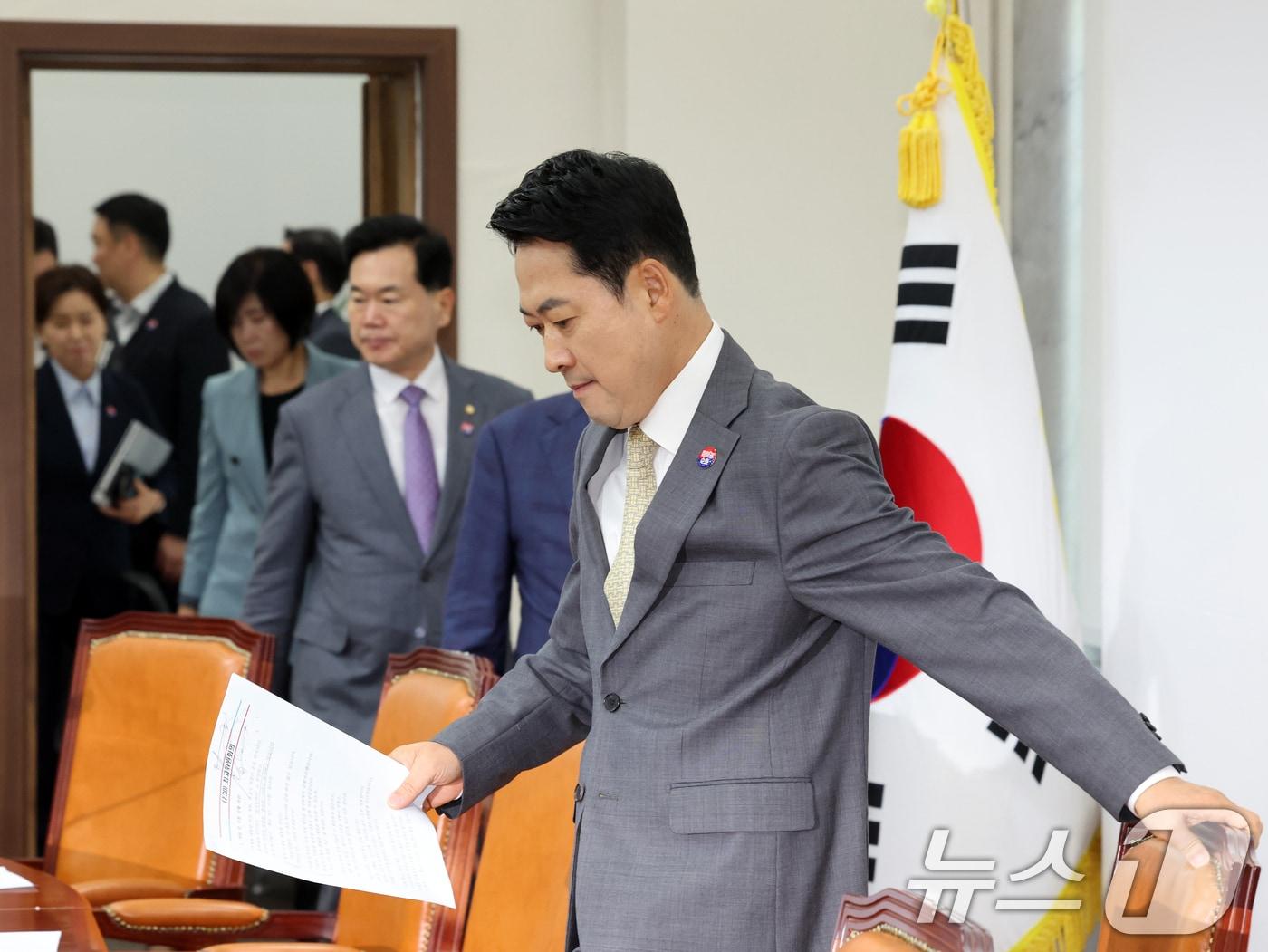 본문 이미지 - 장동혁 국민의힘 대표가 30일 오전 서울 여의도 국회에서 열린 최고위원회의에 참석하고 있다. 2026.7.30 ⓒ 뉴스1 황기선 기자