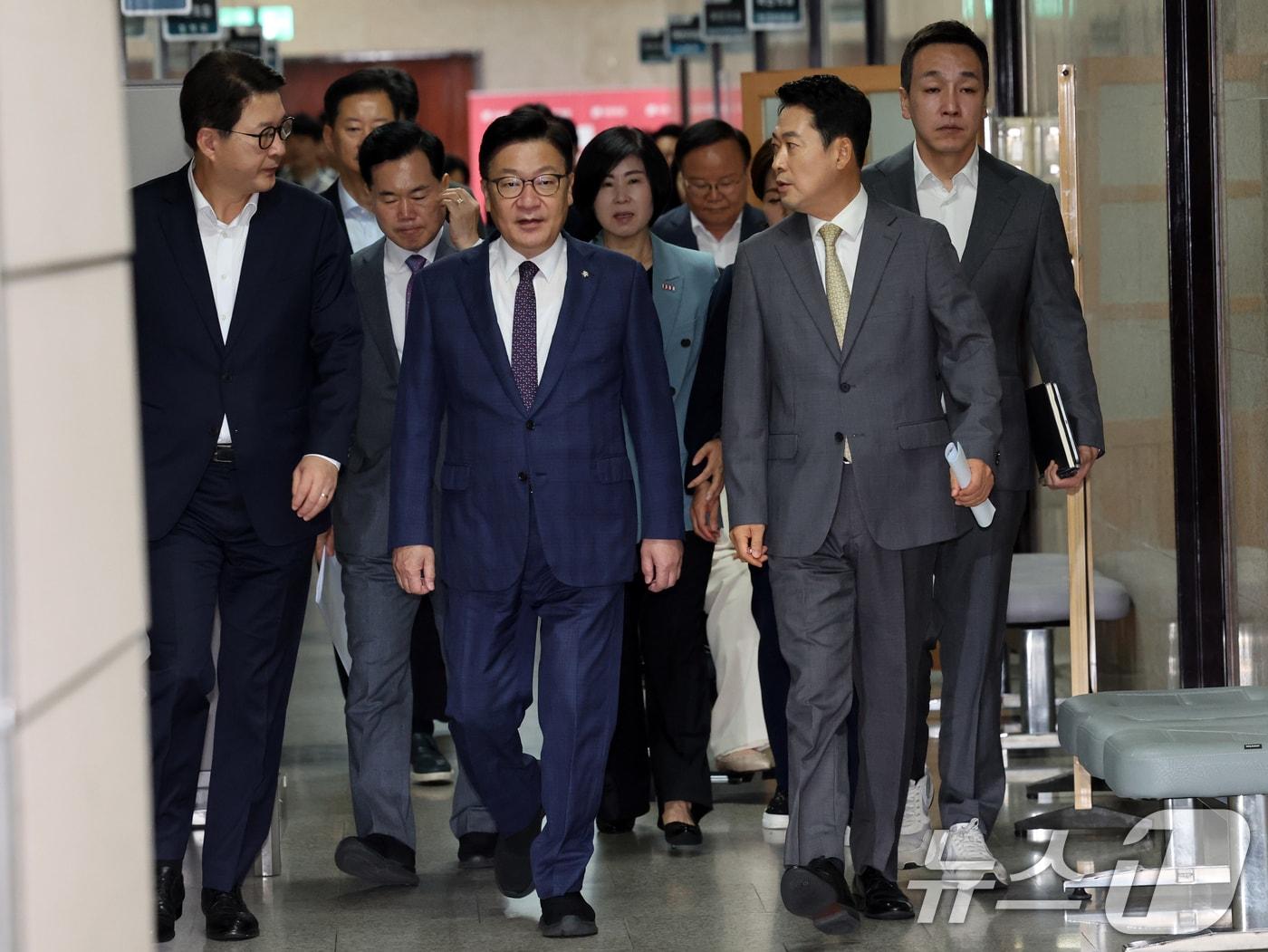 본문 이미지 - 국민의힘 장동혁 대표와 정점식 원내대표가 30일 오전 서울 여의도 국회에서 열린 최고위원회의에 참석하고 있다. 2026.7.30 ⓒ 뉴스1 황기선 기자
