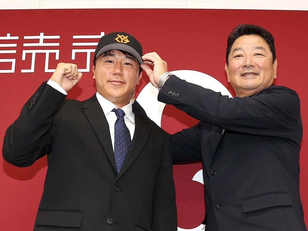 본문 이미지 - 이건희(왼쪽)가 일본프로야구 요미우리 자이언츠와 육성선수 계약을 맺었다. (요미우리 자이언츠 홈페이지 캡처)