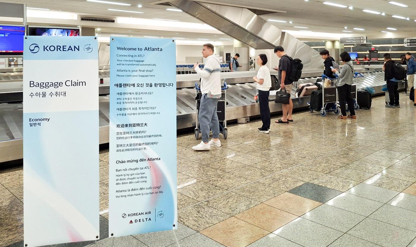 본문 이미지 - 미국 애틀랜타 공항 수하물 수취대에 대한항공이 설치한 '위탁수하물 자동연결' 서비스 관련 안내 배너. 대한항공의 △애틀랜타 △디트로이트 △미니애폴리스 △시애틀 △로스앤젤레스(LA) 등 5개 미국 노선에서 환승하는 승객은 수하물 재위탁 절차를 생략할 수 있다(대한항공 제공). 2026.7.30.