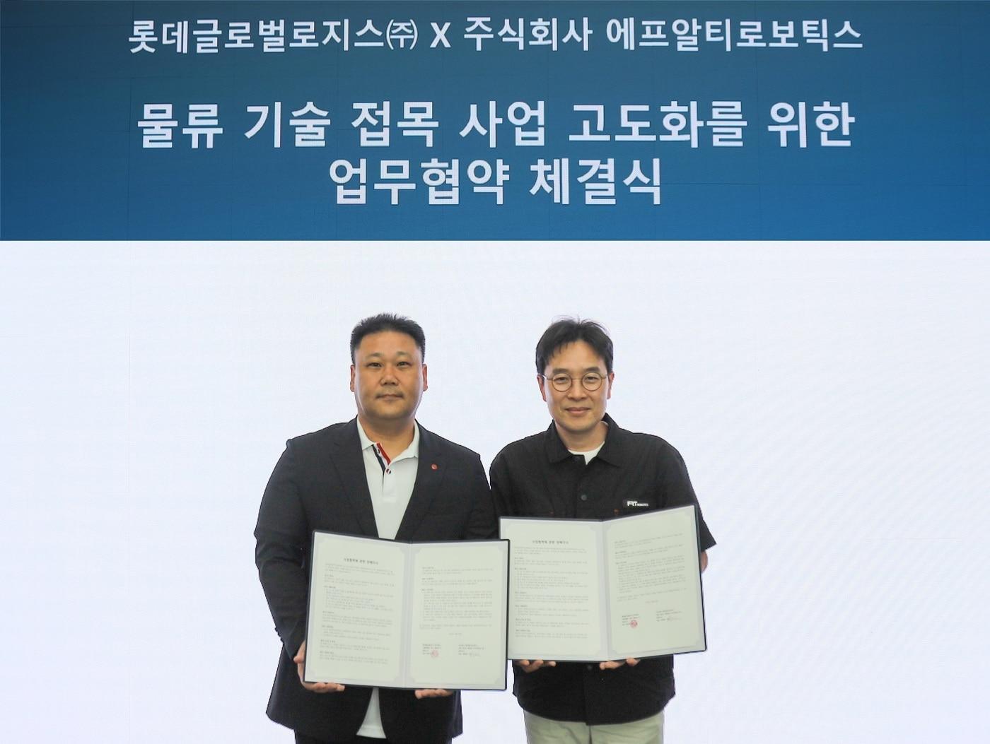 본문 이미지 - 롯데글로벌로지스가 에프알티로보틱스와 AI 기반 웨어러블 로봇 공동 개발 및 상용화를 위한 업무협약을 체결했다. (롯데글로벌로지스 제공)