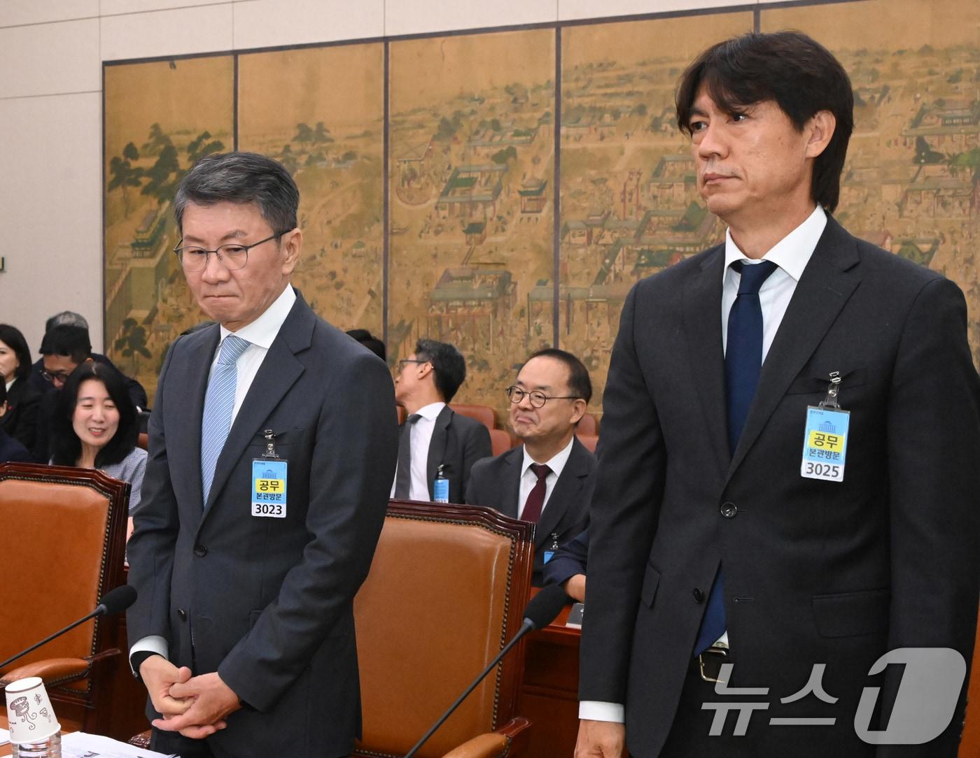 본문 이미지 - 정몽규 전 대한축구협회장(왼쪽)과 홍명보 전 축구대표팀 감독이 30일 국회 문화체육관광위원회에서 열린 대한축구협회 현안 관련 청문회에 증인으로 출석하고 있다. 2026.7.30 ⓒ 뉴스1 국회사진기자단