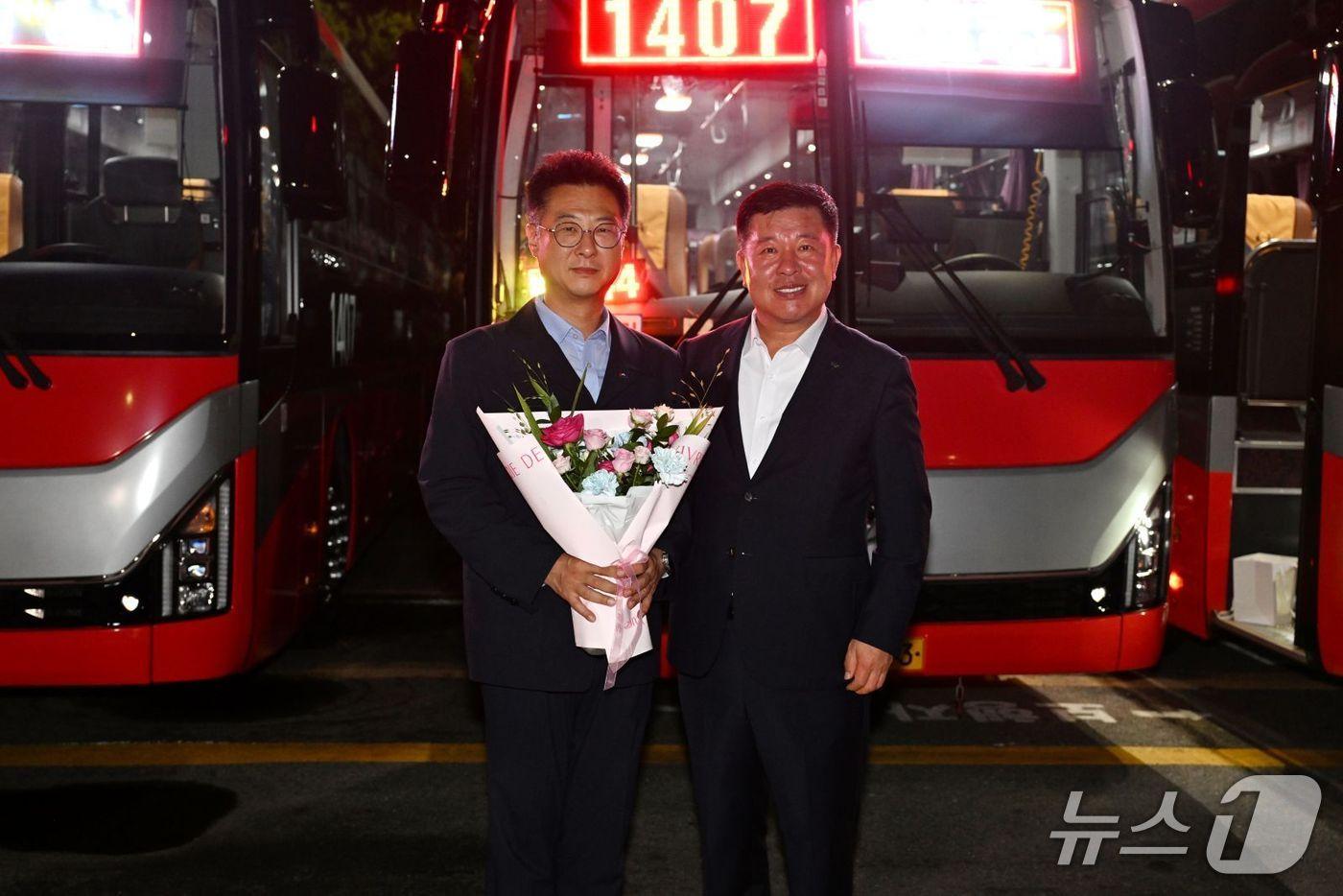 본문 이미지 - 정덕영 경기 양주시장이 30일 오전 양주시와 강남을 오가는 1407번 광역버스 개통식에 참석한 모습. (양주시 제공)