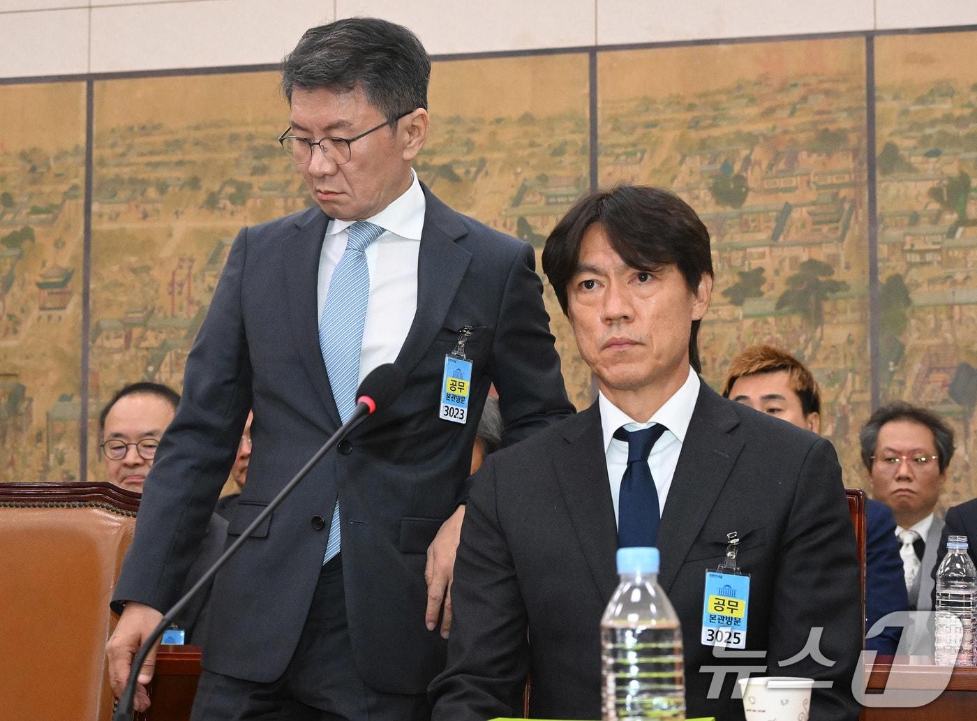 본문 이미지 - 정몽규 전 대한축구협회장이 30일 서울 여의도 국회에서 열린 문화체육관광위원회의 대한축구협회 현안 관련 청문회에 출석해 증인 선서를 한 뒤 이재정 위원장에게 선서문을 제출한 뒤 증인석에 착석하고 있다. 2026.7.30 ⓒ 뉴스1 국회사진기자단