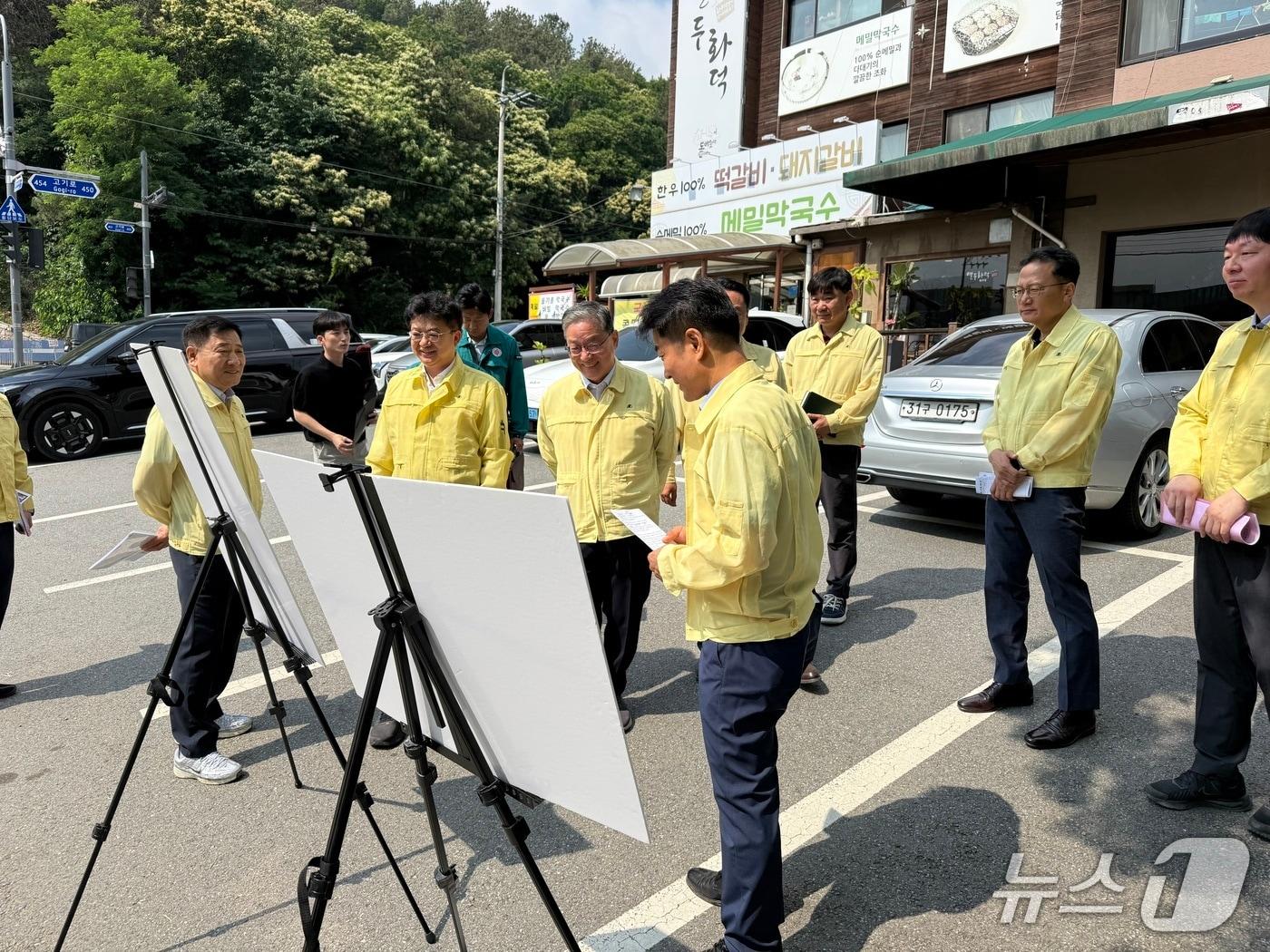 본문 이미지 - 하천·계곡 주변 불법시설물 전수조사에 나선 용인시 관계자들이 지역 현황을 확인하고 있는 모습.(용인시 제공)