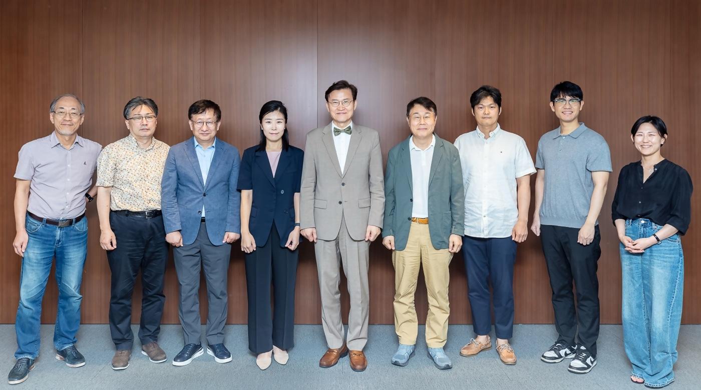 본문 이미지 - (좌측부터) 이민석 국민대 소프트웨어융합대학 교수, 이상욱 한양대 철학과 교수, 이원태 국민대 특임교수, 유재연 한양대 사회혁신융합전공 겸임교수, 김명주 AI안전연구소 소장, 변순용 서울교대 윤리교육과 교수, 정병수 유니세프 L&D센터장, 김경훈 카카오 AI 세이프티 리더, 하진화 카카오 AI 커뮤니케이션 수석. (카카오 제공)