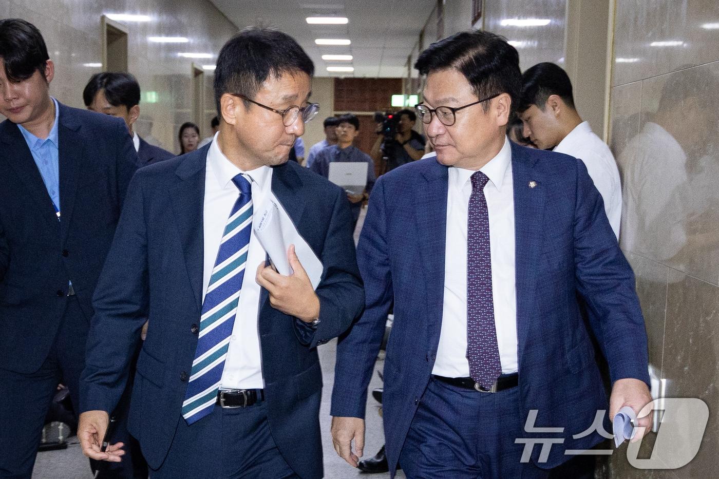 본문 이미지 - 더불어민주당 한병도(왼쪽), 국민의힘 정점식 원내대표가 30일 서울 여의도 국회에서 여야 원내대표 회동을 마친 후 이동하고 있다. 2026.7.30 ⓒ 뉴스1 유승관 기자