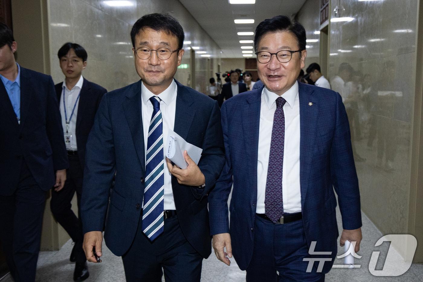 본문 이미지 - 더불어민주당 한병도(왼쪽), 국민의힘 정점식 원내대표가 지난 7월 30일 서울 여의도 국회에서 여야 원내대표 회동을 마친 후 이동하고 있다. 2026.7.30 ⓒ 뉴스1 유승관 기자