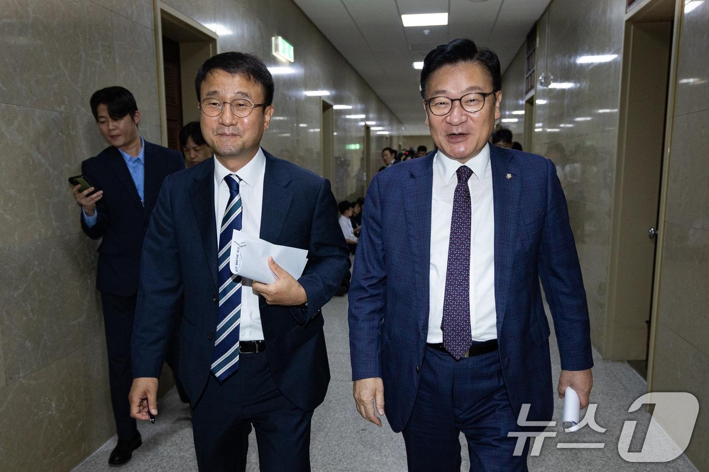 본문 이미지 - 더불어민주당 한병도(왼쪽), 국민의힘 정점식 원내대표가 30일 서울 여의도 국회에서 여야 원내대표 회동을 마친 후 이동하고 있다. 2026.7.30 ⓒ 뉴스1 유승관 기자