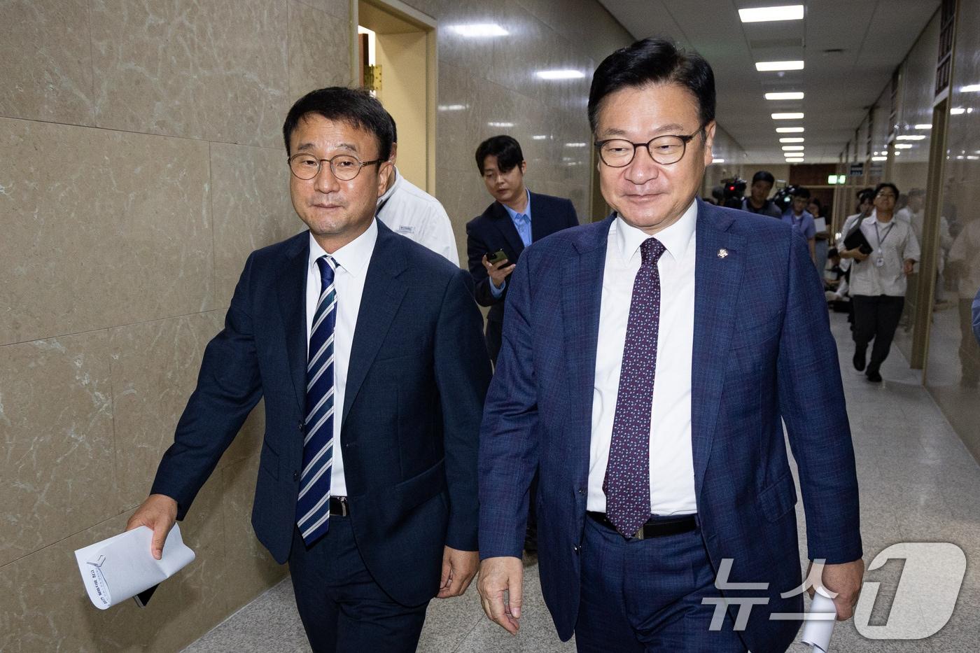 본문 이미지 - 더불어민주당 한병도(왼쪽), 국민의힘 정점식 원내대표가 30일 서울 여의도 국회에서 여야 원내대표 회동을 마친 후 이동하고 있다. 2026.7.30 ⓒ 뉴스1 유승관 기자