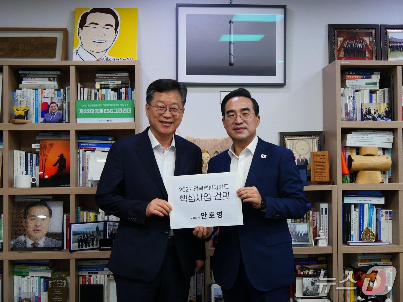 본문 이미지 - 30일 안호영 국회의원(왼쪽)이 박홍근 기획예산처 장관을 만나 전북지역 핵심사업에 대해 지원을 요청했다.(의원실제공, 재판매 및 DB금지)2026.7.30/뉴스1