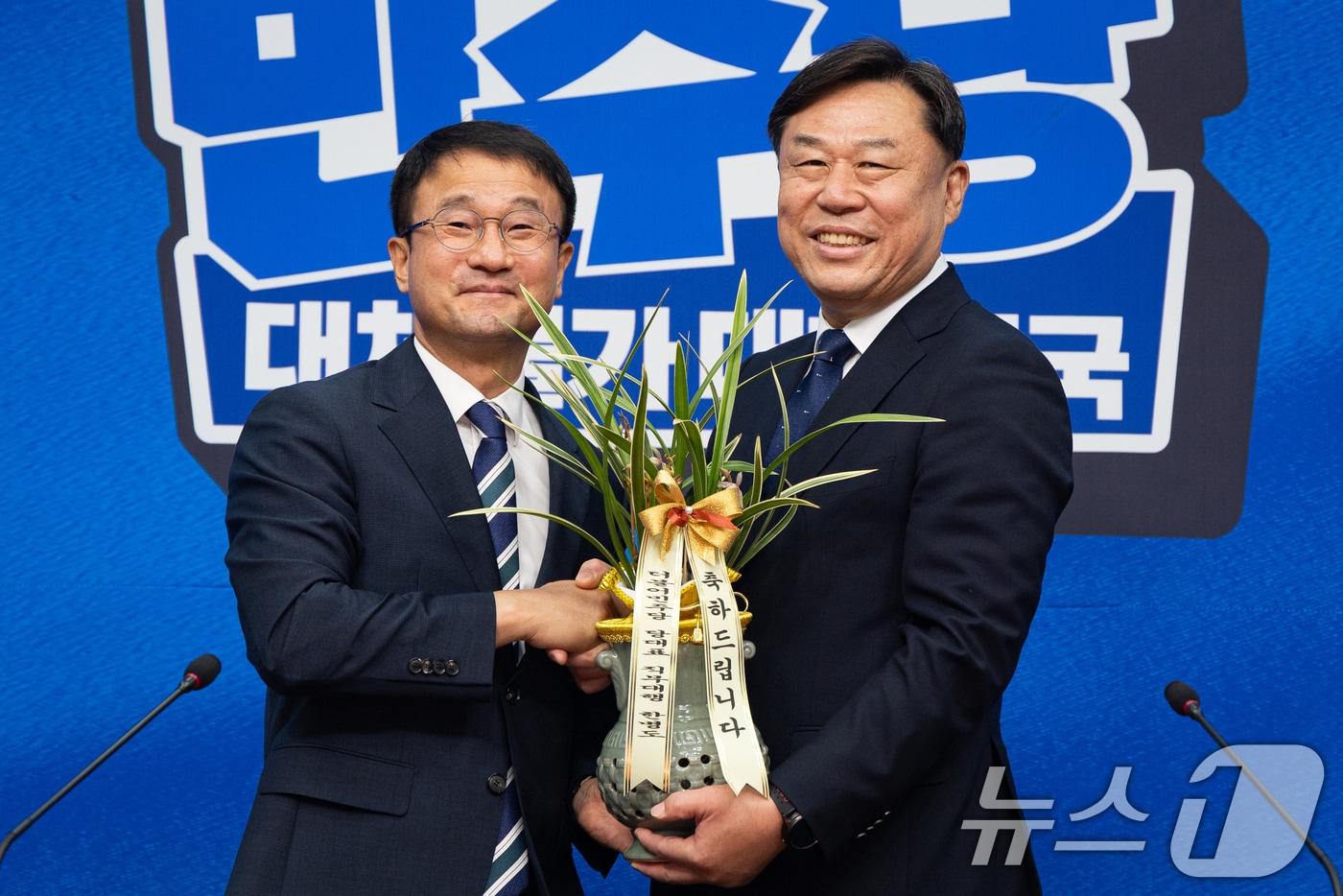 본문 이미지 - 한병도 더불어민주당 당대표 직무대행 겸 원내대표가 30일 서울 여의도 국회에서 김종훈 진보당 당대표를 접견, 당대표 취임 축하 난을 전달한 후 기념 촬영을 하고 있다. 2026.7.30 ⓒ 뉴스1 유승관 기자