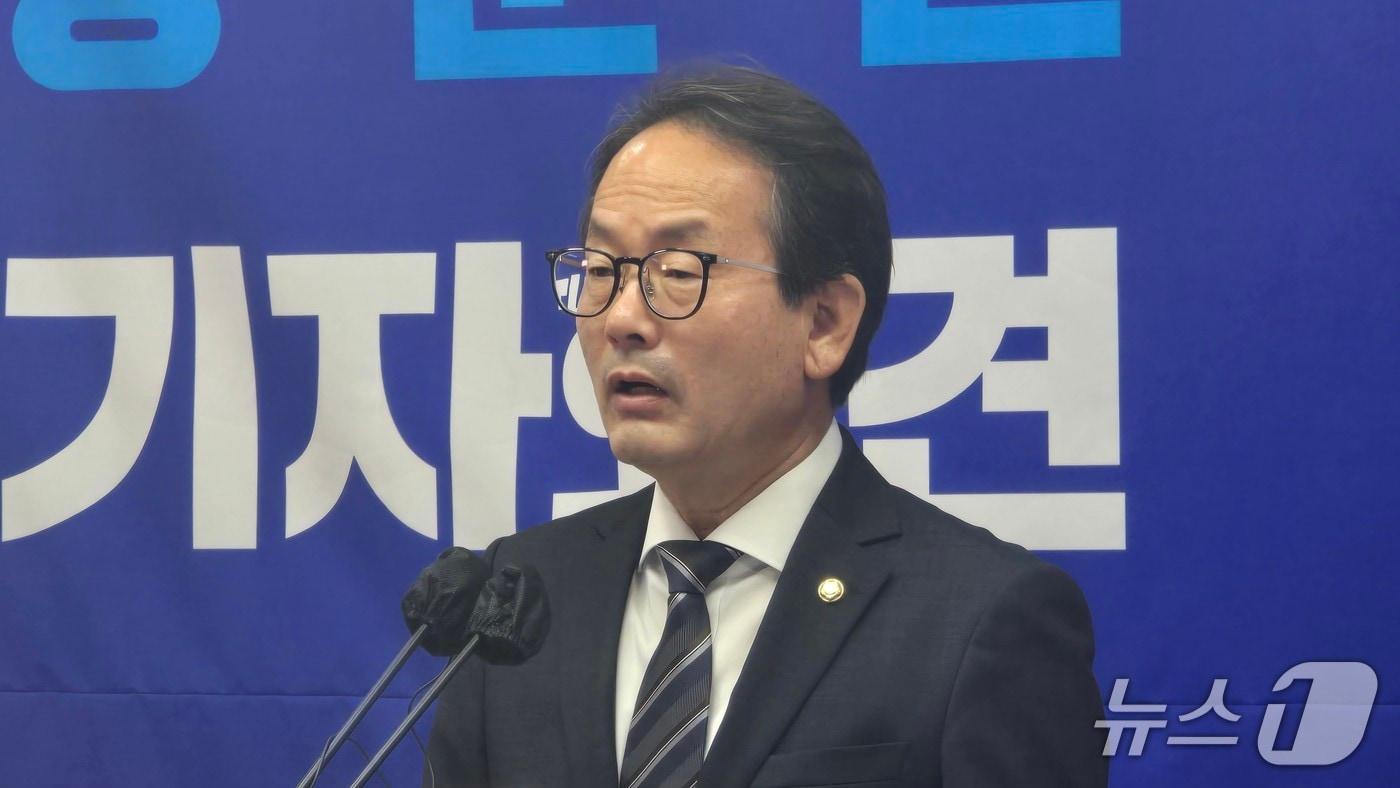 본문 이미지 - 세종시청서 기자회견하는 강준현 의원. / 뉴스1
