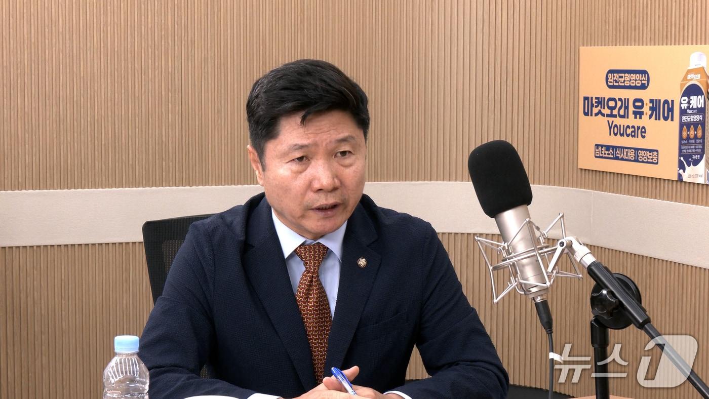 본문 이미지 - 홍기원 더불어민주당 의원이 뉴스1TV '팩트앤뷰'에 출연해 질문에 답하고 있다. 2026.7.30./뉴스1