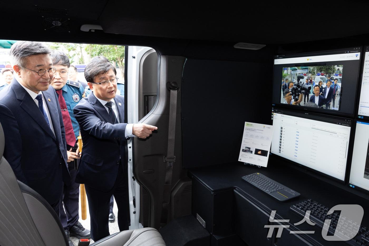 본문 이미지 - 김성환 기후에너지환경부 장관이 친환경 치안관서로 지정된 서울 강남경찰서에서 경찰 차량 전기차 전환을 위한 업무협약을 체결하고 윤호중 행정안전부 장관, 유재성 경찰청장 직무대행과 함께 전기 순찰차를 살펴보고 있다. (기후에너지환경부 제공. 재판매 및 DB금지) 2026.7.30 ⓒ 뉴스1