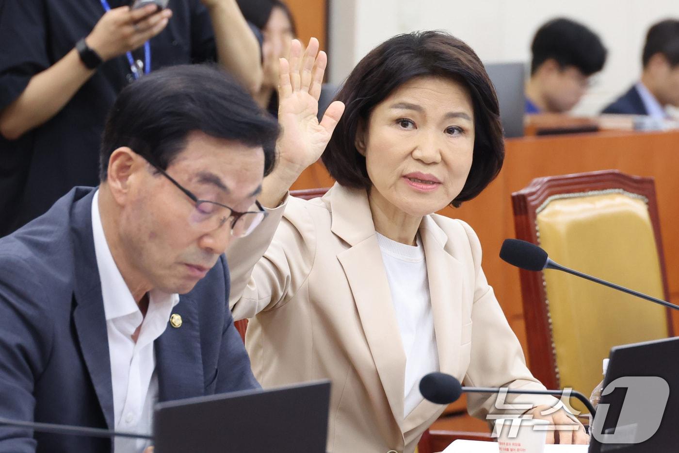 본문 이미지 - 이진숙 국민의힘 의원이 30일 서울 여의도 국회에서 열린 과학기술정보방송통신위원회 전체회의에서 발언권을 신청하고 있다. 2026.7.30 ⓒ 뉴스1 신웅수 기자