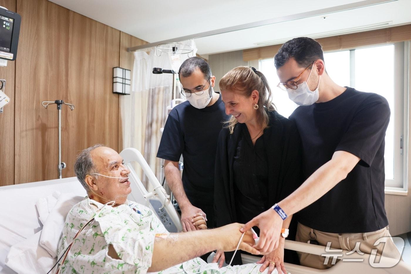 본문 이미지 - 모하메드씨가 자신에게 간을 기증해 준 두 아들과 간병해 준 아내에게 고마움을 전하고 있다.(서울아산병원 제공)