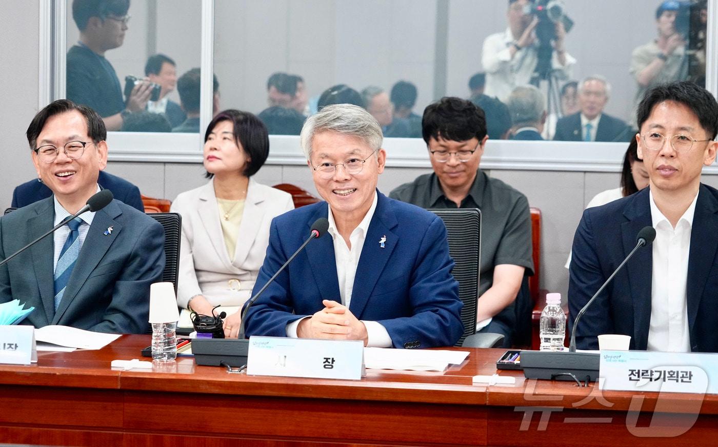 본문 이미지 - 민형배 전남광주통합특별시장이 30일 오전 서울 국회 의원회관에서 열린 '더불어민주당 통합특별시당-통합특별시 예산정책협의회'에 참석해 시정현안을 설명하고 국고사업 예산 반영을 요청하고 있다.(전남광주통합특별시 제공. 재판매 및 DB금지) 2026.7.30 ⓒ 뉴스1 