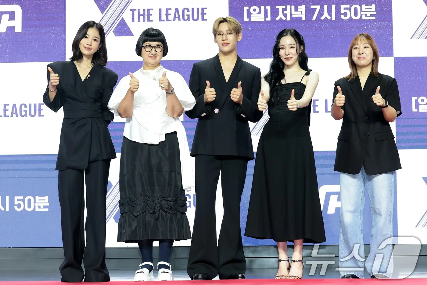본문 이미지 - 배우 기은세(왼쪽부터)와 브랜딩 전문가 노희영 대표, 가수 뱀뱀, 티파니 영, 이혜옥 PD가 30일 오전 서울 마포구 큐브컨벤션센터에서 열린 ENA 새 예능 프로그램 '엑스 더 리그'의 제작발표회에 참석해 포즈를 취하고 있다. '엑스 더 리그'는 한국을 비롯해 중국, 일본, 미국, 태국, 베트남, 인도네시아, 싱가포르&말레이시아 등 총 9개국 8개 팀, 40명의 글로벌 셀러들이 펼치는 커머스 국가대항전이다. 2026.7.30 ⓒ 뉴스1 권현진 기자