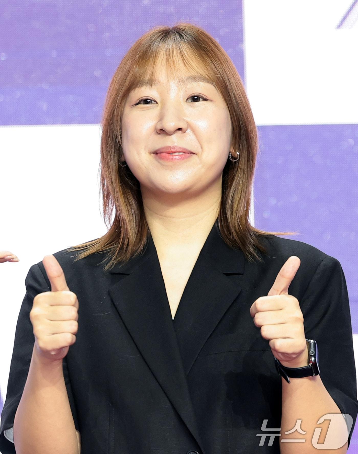 본문 이미지 - 이혜옥 PD가 30일 오전 서울 마포구 큐브컨벤션센터에서 열린 ENA 새 예능 프로그램 '엑스 더 리그'의 제작발표회에 참석해 포즈를 취하고 있다. '엑스 더 리그'는 한국을 비롯해 중국, 일본, 미국, 태국, 베트남, 인도네시아, 싱가포르&말레이시아 등 총 9개국 8개 팀, 40명의 글로벌 셀러들이 펼치는 커머스 국가대항전이다. ⓒ 뉴스1 권현진 기자