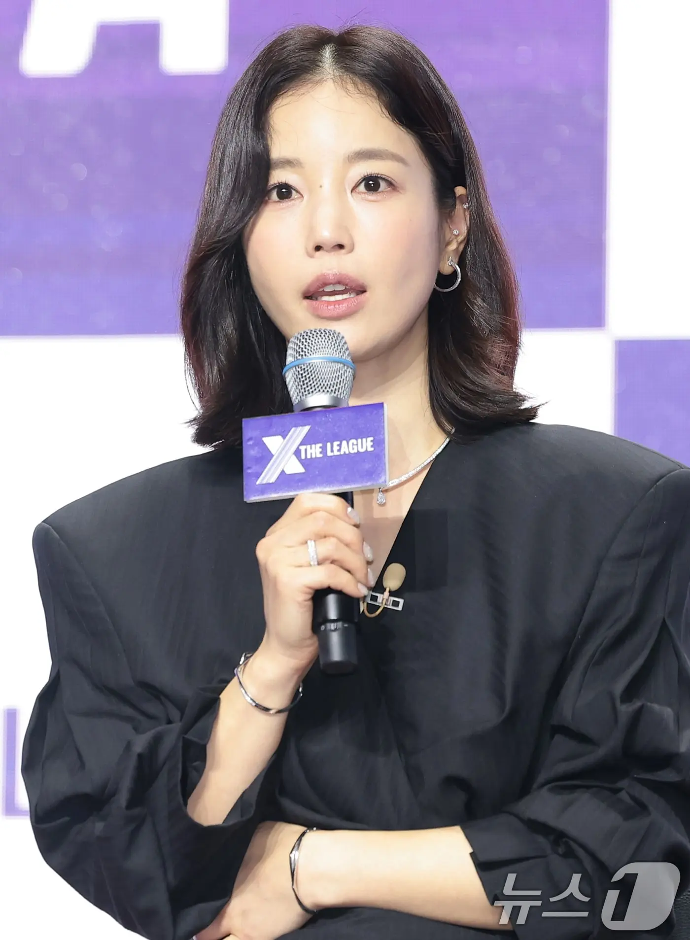 본문 이미지 - 배우 기은세가 30일 오전 서울 마포구 큐브컨벤션센터에서 열린 ENA 새 예능 프로그램 '엑스 더 리그'의 제작발표회에 참석해 인사말을 하고 있다. '엑스 더 리그'는 한국을 비롯해 중국, 일본, 미국, 태국, 베트남, 인도네시아, 싱가포르&말레이시아 등 총 9개국 8개 팀, 40명의 글로벌 셀러들이 펼치는 커머스 국가대항전이다. 2026.7.30 ⓒ 뉴스1 권현진 기자
