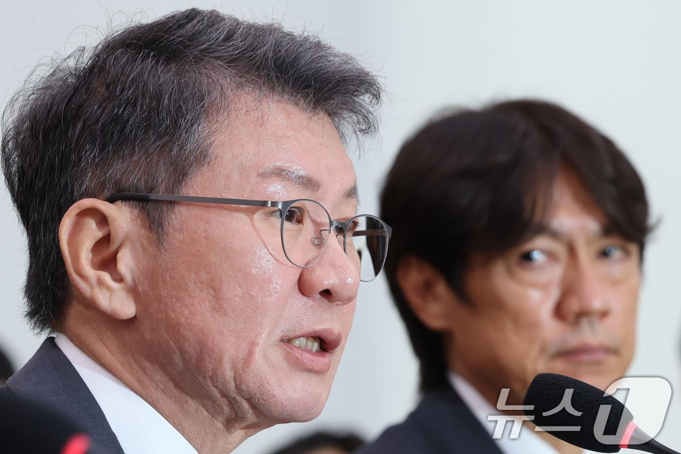 본문 이미지 - 정몽규 전 대한축구협회장이 30일 국회 문화체육관광위원회에서 열린 대한축구협회 현안 관련 청문회에 증인으로 출석해 의원 질의에 답하고 있다. 오른쪽은 홍명보 전 축구국가대표 감독. 2026.7.30 ⓒ 뉴스1 국회사진기자단
