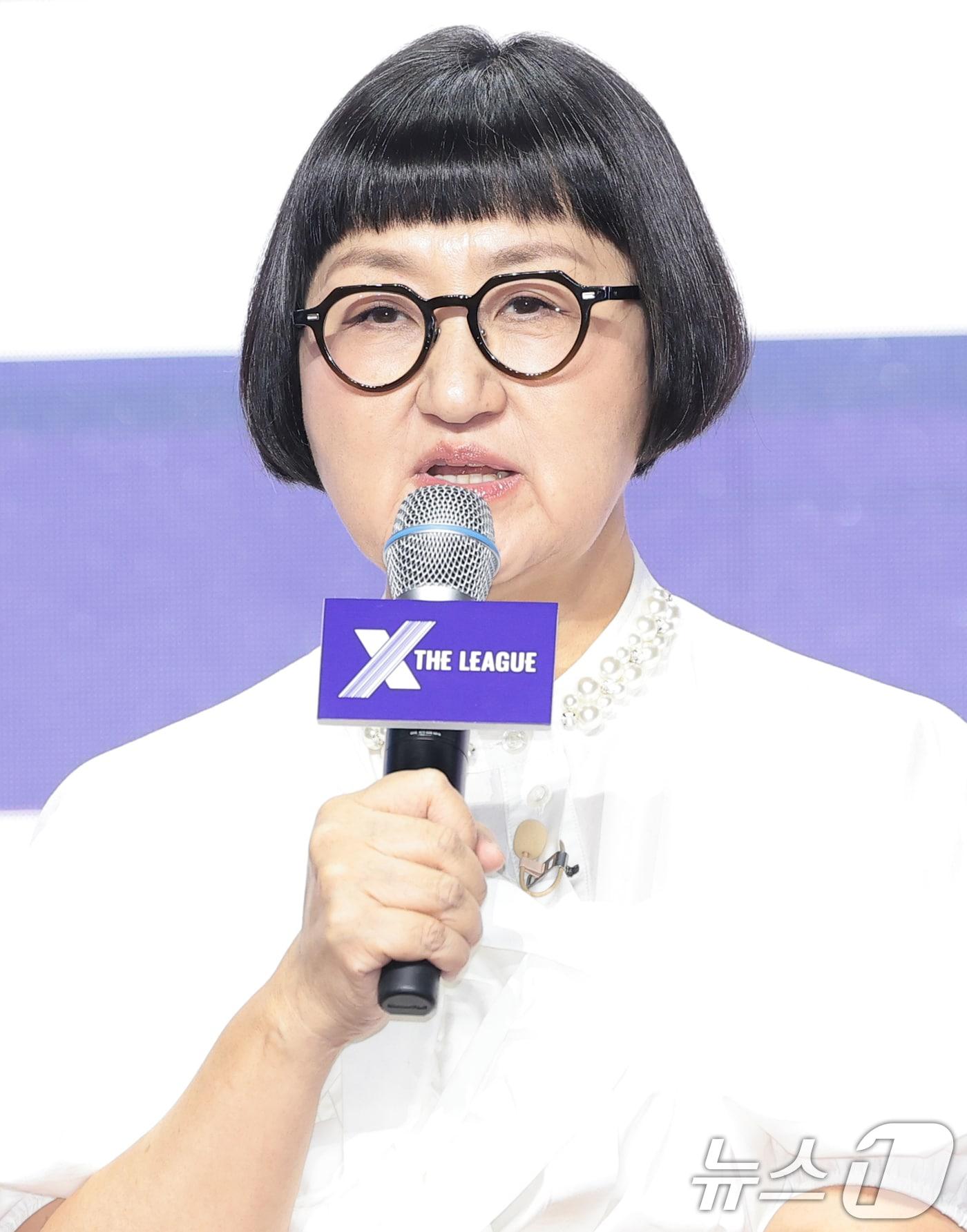 본문 이미지 - 브랜딩 전문가 노희영 대표가 30일 오전 서울 마포구 큐브컨벤션센터에서 열린 ENA 새 예능 프로그램 '엑스 더 리그'의 제작발표회에 참석해 인사말을 하고 있다. '엑스 더 리그'는 한국을 비롯해 중국, 일본, 미국, 태국, 베트남, 인도네시아, 싱가포르&말레이시아 등 총 9개국 8개 팀, 40명의 글로벌 셀러들이 펼치는 커머스 국가대항전이다. 2026.7.30 ⓒ 뉴스1 권현진 기자