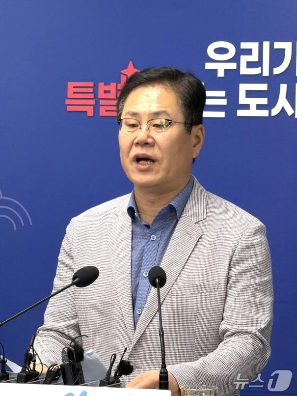 본문 이미지 - 조지훈 전주시장이 30일 브리핑룸에서 취임 1개월 기자회견을 열고 취임 후 한 달간의 성과와 소회, 향후 시정 운영 방향에 대해 밝혔다.
