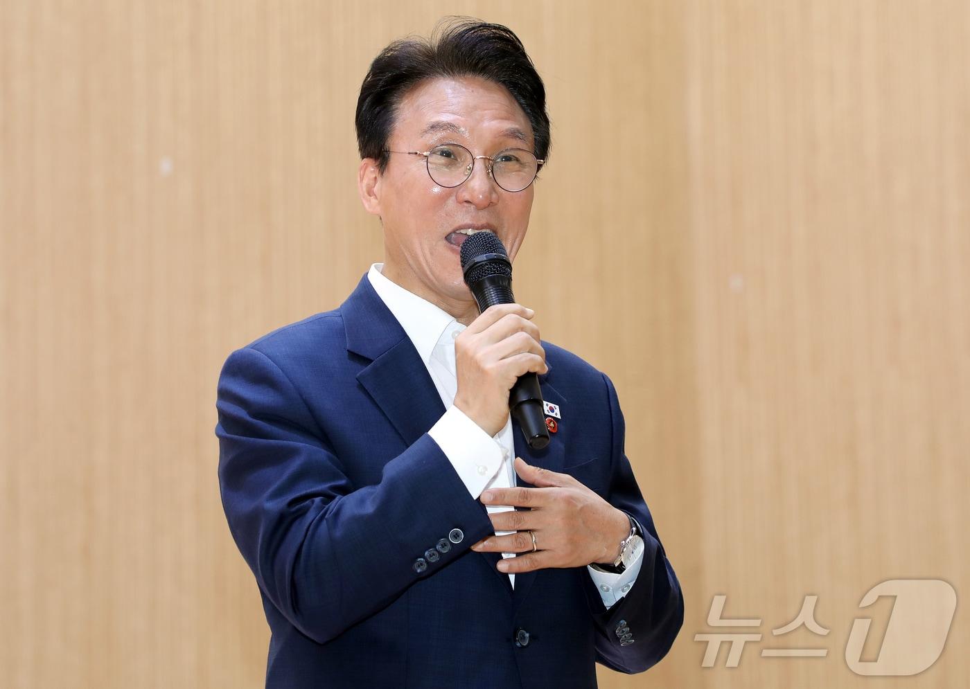 본문 이미지 - 더불어민주당 대표 선거에 출마한 김민석 전 국무총리가 30일 오전 제주시 이도1동 제주혼디누림터에서 열린 당원 간담회에서 발언하고 있다. 2026.7.30 ⓒ 뉴스1 오미란 기자