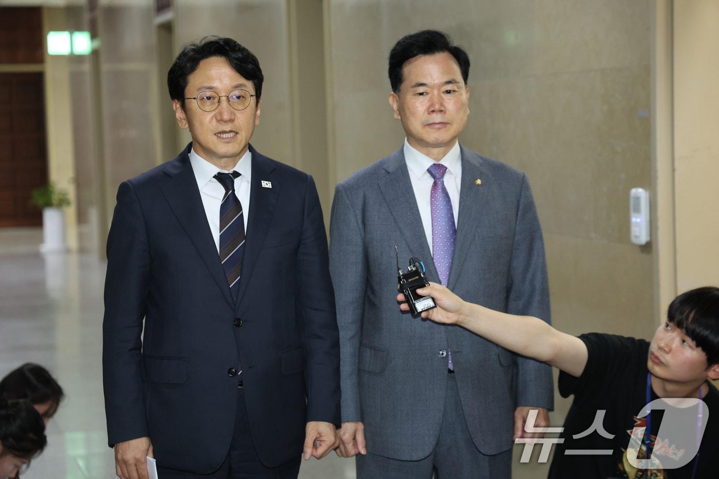 본문 이미지 - 천준호 더불어민주당 원내운영수석부대표와 김승수 국민의힘 원내운영수석부대표가 30일 서울 여의도 국회에서 회동을 마친 후 '선관위 특검법 합의'를 발표하고 있다. ⓒ 뉴스1 황기선 기자
