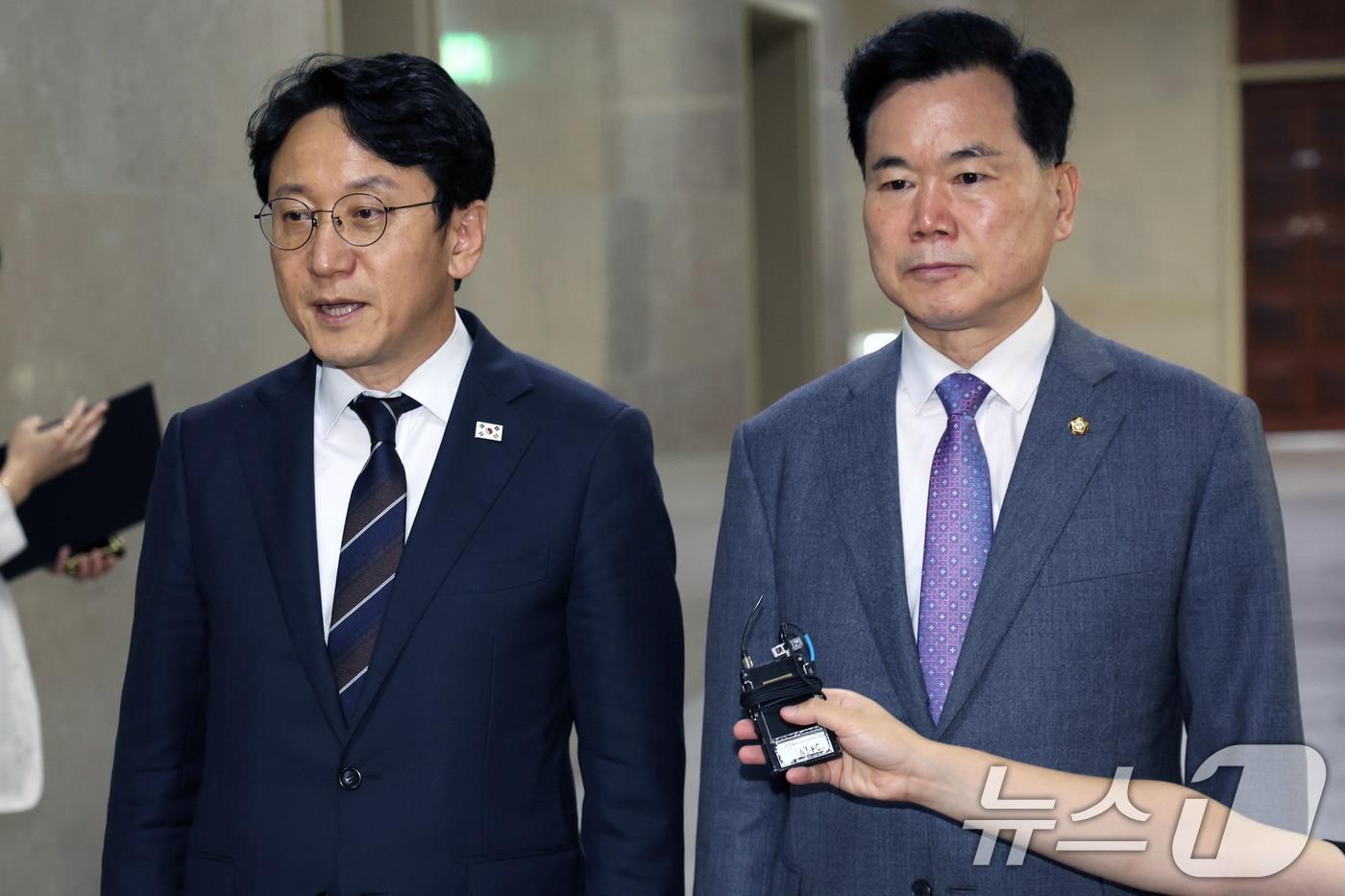 본문 이미지 - 천준호 더불어민주당 원내운영수석부대표와 김승수 국민의힘 원내운영수석부대표가 30일 서울 여의도 국회에서 회동을 마친 후 '선관위 특검법 합의'를 발표하고 있다. 2026.7.30 ⓒ 뉴스1 황기선 기자