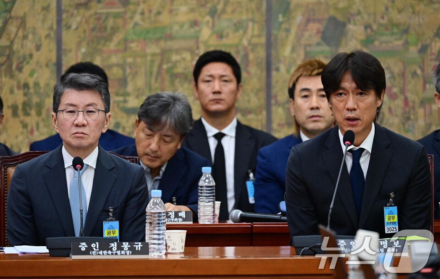 본문 이미지 - 홍명보 전 축구대표팀 감독이 30일 국회 문화체육관광위원회에서 열린 대한축구협회 현안 관련 청문회에 증인으로 출석해 의원들의 질의에 답하고 있다. 2026.7.30 ⓒ 뉴스1 국회사진기자단