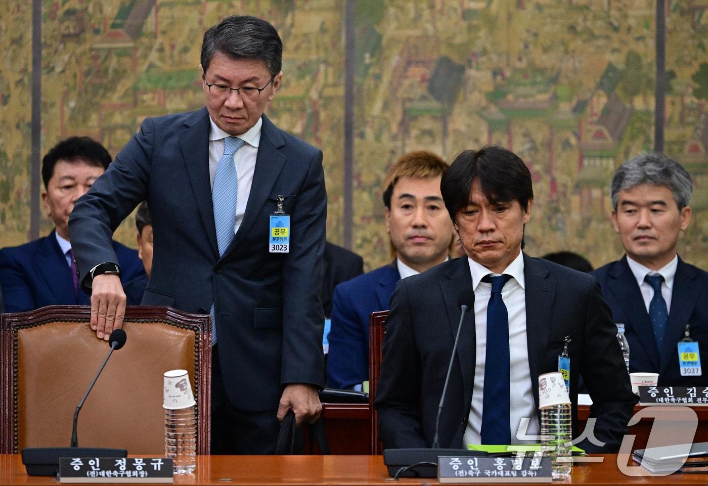 본문 이미지 - 아시아투데이 이병화 기자 = 정몽규 전 대한축구협회장과 홍명보 전 축구대표팀 감독이 30일 국회 문화체육관광위원회에서 열린 대한축구협회 현안 관련 청문회에 증인으로 출석하고 있다. ⓒ 뉴스1 국회사진기자단