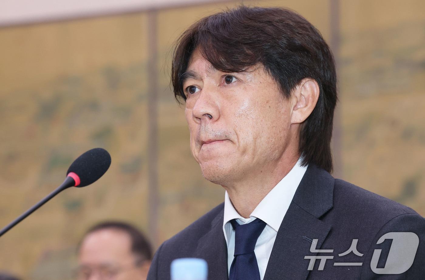 본문 이미지 - 홍명보 전 축구 국가대표팀 감독이 30일 서울 여의도 국회에서 열린 문화체육관광위원회의 대한축구협회 현안 관련 청문회에 출석해 의원 질의를 경청하고 있다. 2026.7.30 ⓒ 뉴스1 국회사진기자단