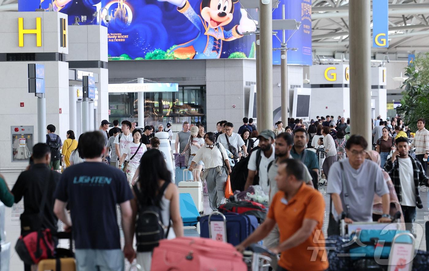 본문 이미지 - 본격적인 여름 휴가철이 시작된 30일 인천국제공항 제1여객터미널이 여행객들로 붐비고 있다. 2026.7.30 ⓒ 뉴스1 김성진 기자