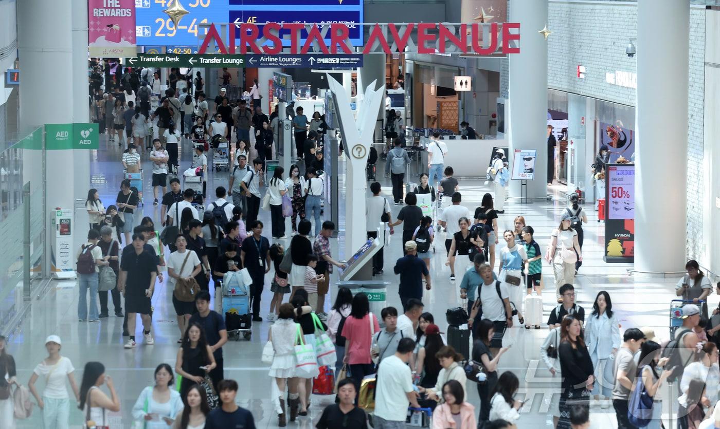 본문 이미지 - 여름 휴가철이 시작된 지난달 30일 인천국제공항 제1여객터미널 면세구역이 여행객들로 붐비고 있다. 2026.7.30 ⓒ 뉴스1 김성진 기자