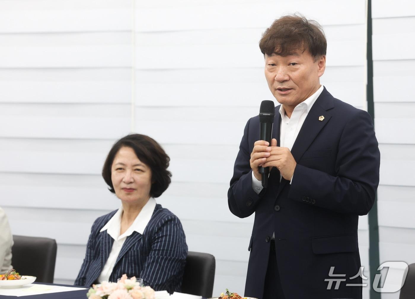 본문 이미지 - 지난 29일 오후 도담소(수원시)에서 열린 '경기도-경기도의회 간담회'에서 남종섭 의장이 인사말을 하고 있다.(도의회 제공. 재판매 및 DB금지)/뉴스1