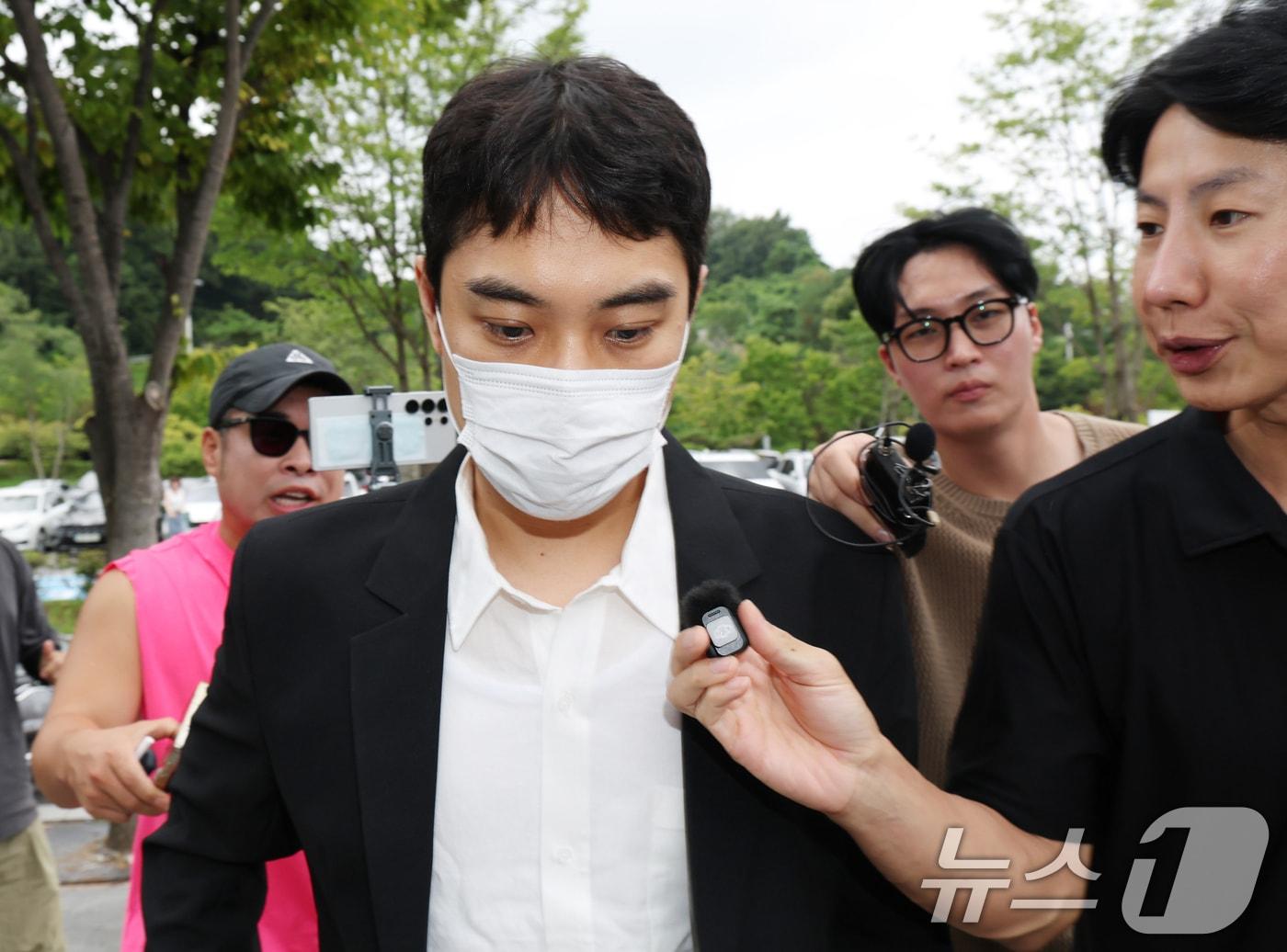 본문 이미지 - 미성년자 성매매 혐의 등을 받는 최영중 전 청주시의원이 30일 구속 전 피의자 심문(영장실질심사)을 받기 위해 충북 청주시 서원구 청주지방법원에 출석하고 있다. 2026.7.30 ⓒ 뉴스1 김영운 기자