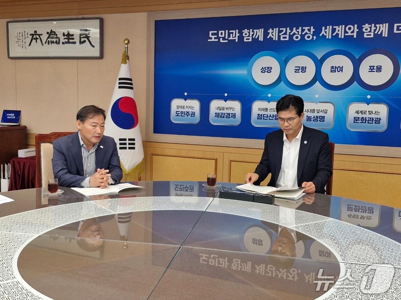 본문 이미지 - 30일 전춘성 진안군수(왼쪽)가 이원택 전북도지사를 만나 현안을 설명하고 있다.(진안군제공, 재판매 및 DB금지)2026.7.30/뉴스1