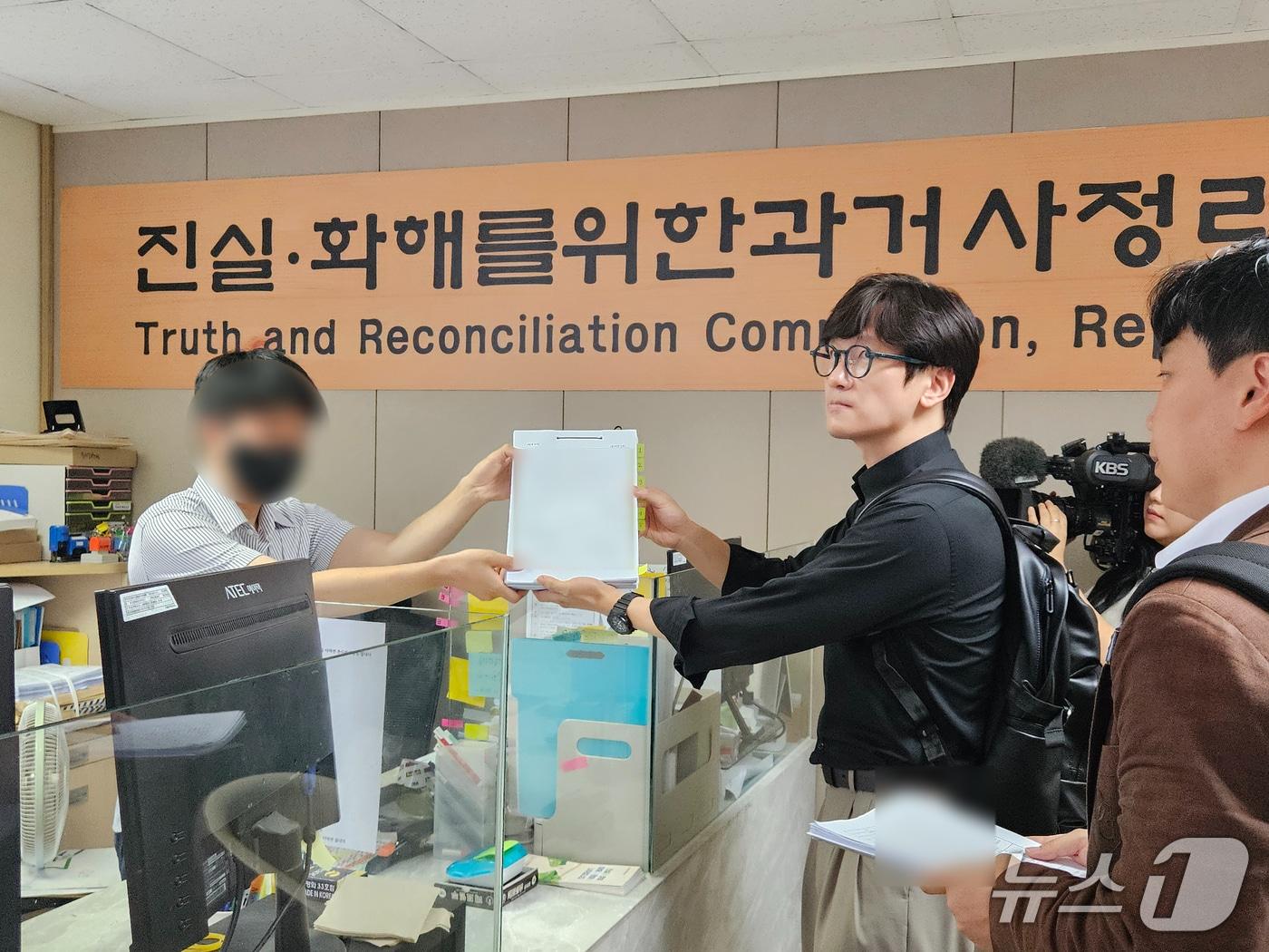본문 이미지 - 한베평화재단이 30일 오전 서울 중구 3기 진실·화해를위한과거사정리위원회(진실화해위)에 진실규명 신청서를 제출하고 있다. 2026.7.30/뉴스1 ⓒ News1 유채연 기자