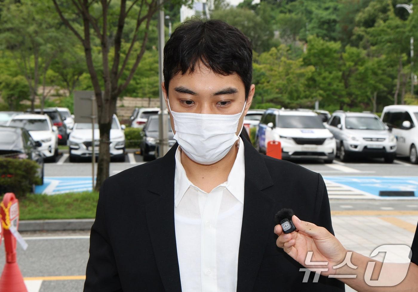 본문 이미지 - 미성년자 성매매 혐의 등을 받는 최영중 전 청주시의원이 30일 구속 전 피의자 심문(영장실질심사)을 받기 위해 충북 청주시 서원구 청주지방법원에 출석하고 있다. 2026.7.30 ⓒ 뉴스1 김영운 기자