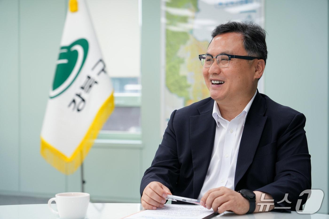 본문 이미지 - 정창수 서울 강북구청장이 뉴스1과 인터뷰 하고 있다.(강북구청 제공)