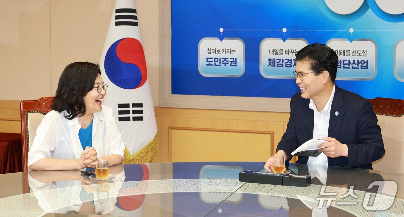 본문 이미지 - 30일 전북도 '7월 소통의 날' 특강에 나선 박영선 전 중소벤처기업부 장관이 이원택 전북도지사와 환담을 나누고 있다.(전북도 제공. 재판매 및 DB금지)/뉴스1 