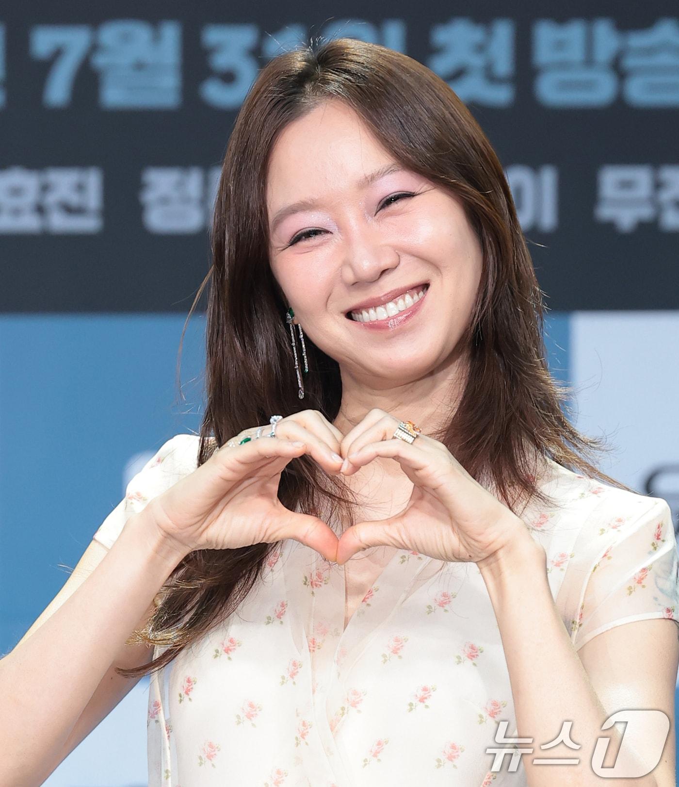본문 이미지 - 배우 공효진이 30일 서울 마포구 상암동 MBC에서 열린 새 금토드라마 '유부녀 킬러' 제작발표회에 참석해 포즈를 취하고 있다. ‘유부녀 킬러’는 낮에는 사람을 처단하는 킬러, 밤에는 아이를 키우는 워킹맘의 이야기를 그린 웹툰을 원작으로 한 드라마다. 2026.7.30 ⓒ 뉴스1 권현진 기자