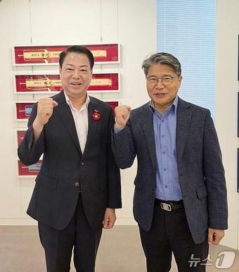 본문 이미지 - 박성현 광양시장(왼쪽)과 장춘모 전남개발공사 사장이 덕례·도월지구 도시개발사업의 조속한 추진을 위해 공동대응키로 헸다(광양시 제공)