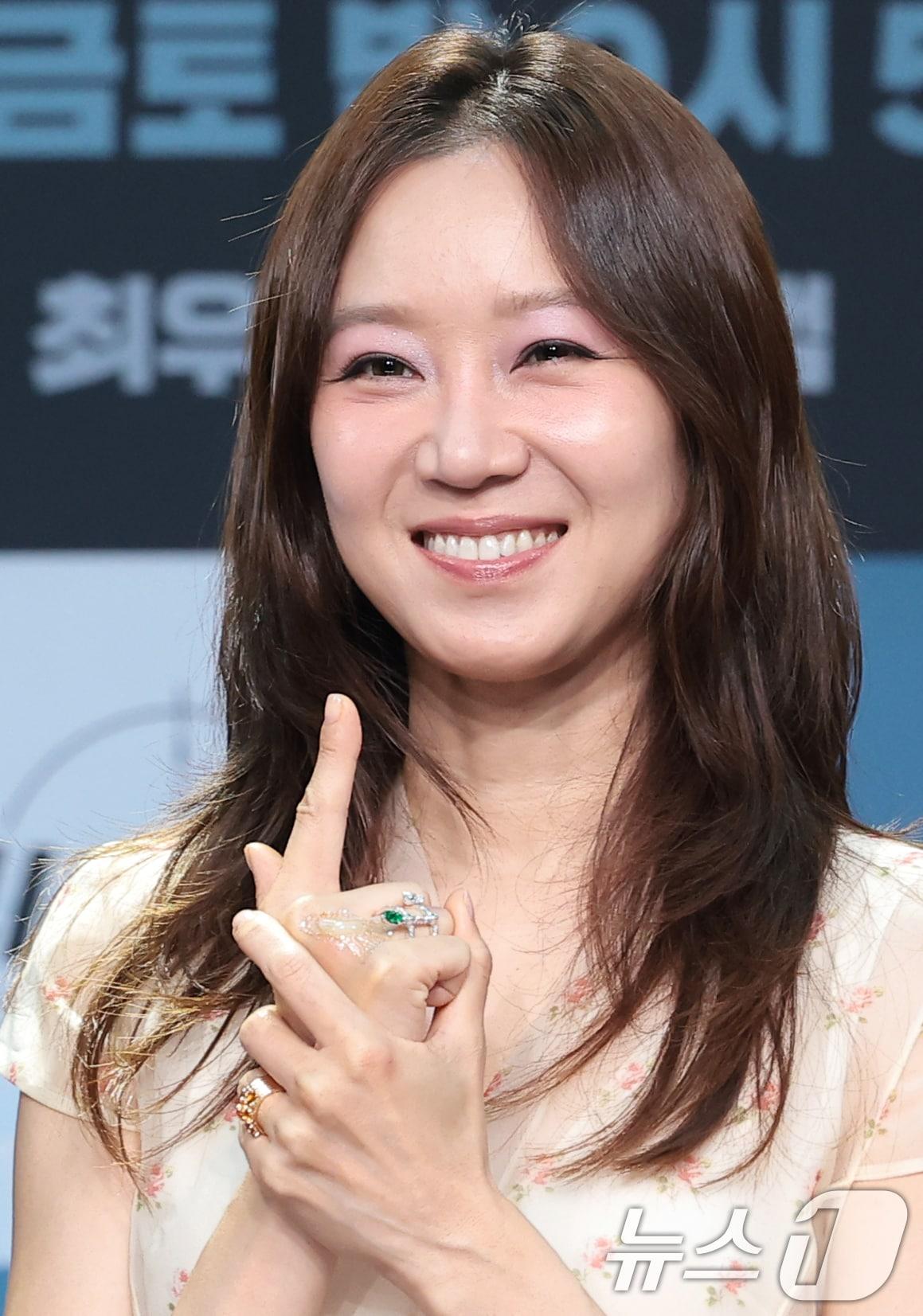 본문 이미지 - 배우 공효진이 30일 서울 마포구 상암동 MBC에서 열린 새 금토드라마 '유부녀 킬러' 제작발표회에 참석해 포즈를 취하고 있다. ‘유부녀 킬러’는 낮에는 사람을 처단하는 킬러, 밤에는 아이를 키우는 워킹맘의 이야기를 그린 웹툰을 원작으로 한 드라마다. 2026.7.30 ⓒ 뉴스1 권현진 기자