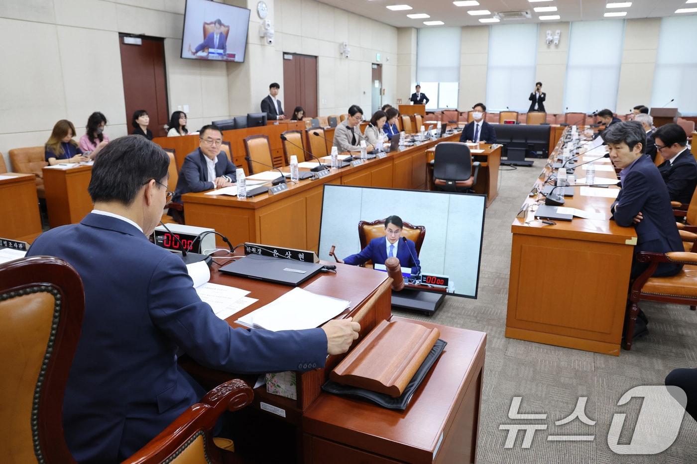 본문 이미지 - 윤상현 위원장이 지난달 30일 서울 여의도 국회에서 열린 제9회 전국동시 지방선거 투표용지 부족사태 등 국민참정권 침해 진상규명 및 선거관리 개혁을 위한 국정조사특별위원회 제6차 전체회의에서 의사봉을 두드리고 있다. 2026.7.30 ⓒ 뉴스1 신웅수 기자